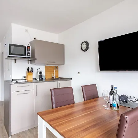 Simplistic In With Garden Appartement